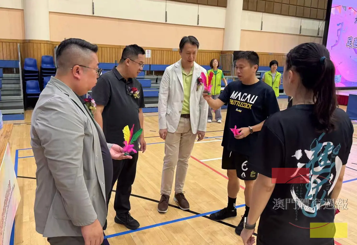 A3  教練向嘉寡介紹毛毽的分類.jpg